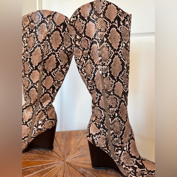 NWT Shoe Dazzle Snakeskin Faux Leather Wedge Boots - Picture 6 of 12